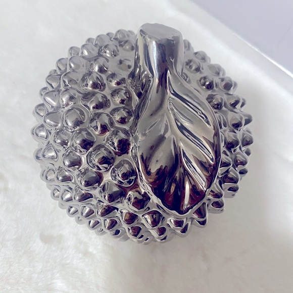 Silver Apple accent decor - Picture 2 of 3